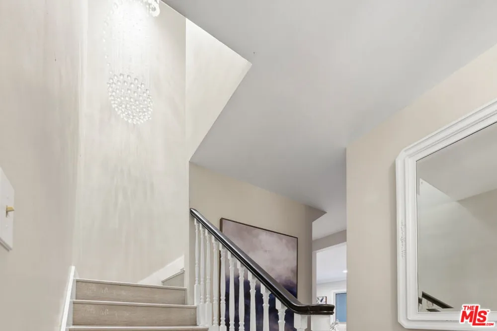 5220 Mary Ellen Avenue Sherman Oaks, CA 91401