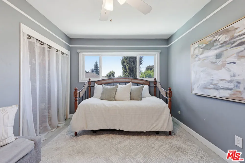 5220 Mary Ellen Avenue Sherman Oaks, CA 91401
