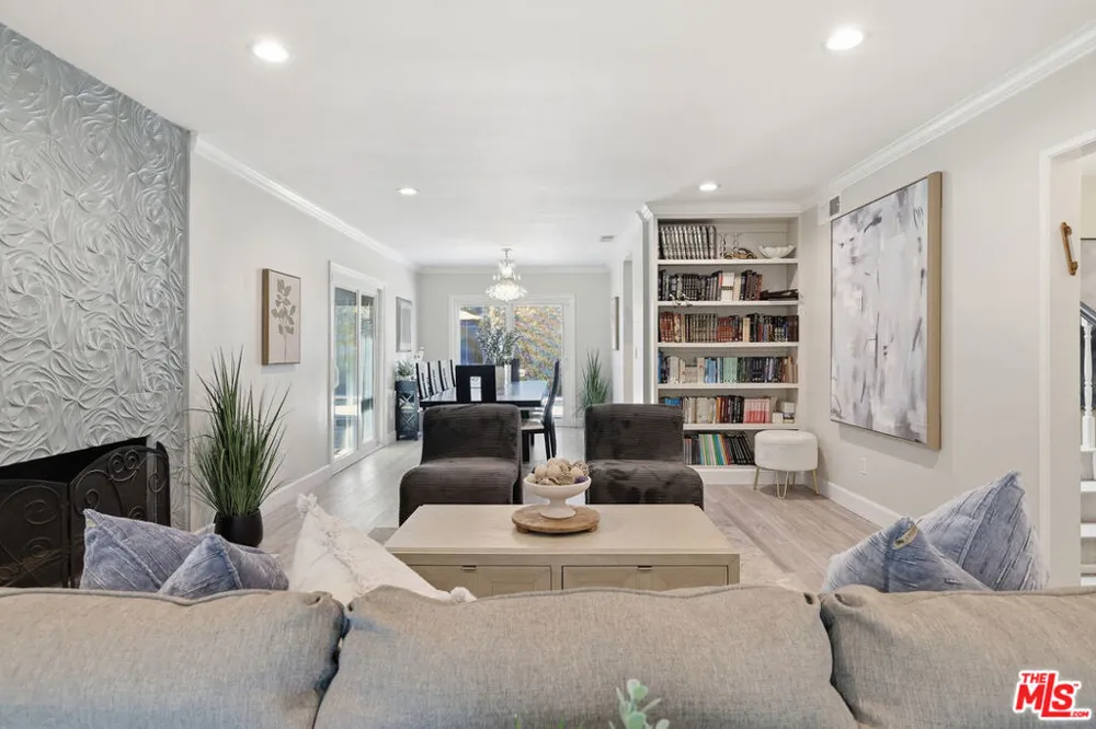 5220 Mary Ellen Avenue Sherman Oaks, CA 91401