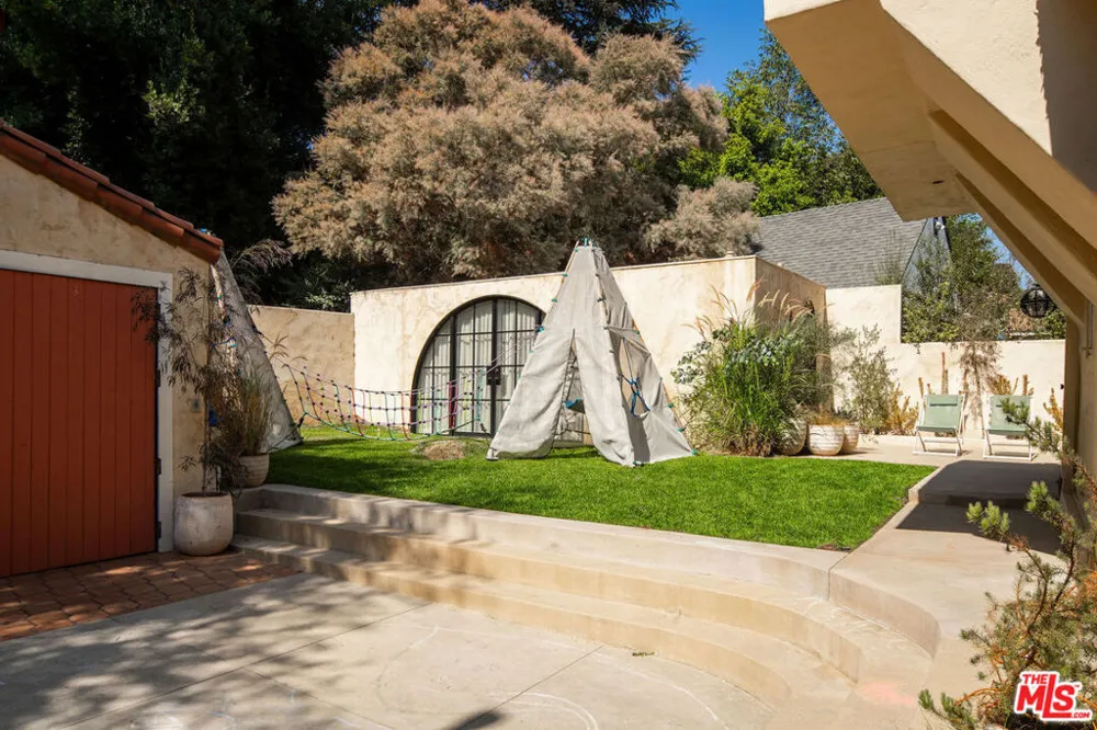 2351 Canyon Drive Los Angeles, CA 90068