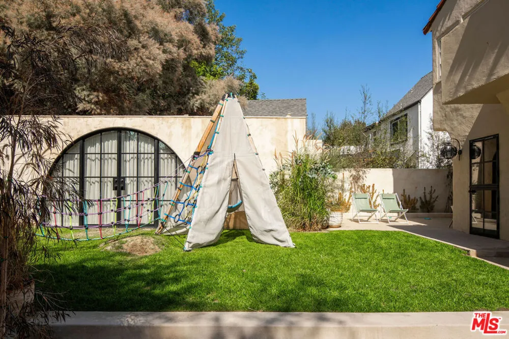2351 Canyon Drive Los Angeles, CA 90068