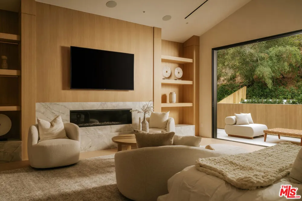 2130 Mandeville Canyon Road Los Angeles, CA 90049