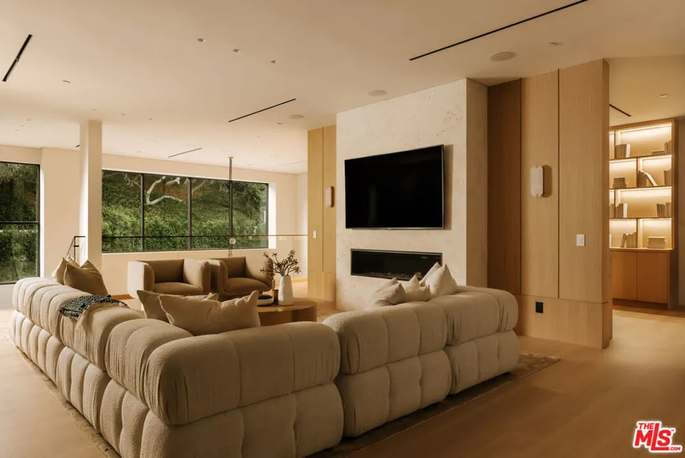 2130 Mandeville Canyon Road Los Angeles, CA 90049