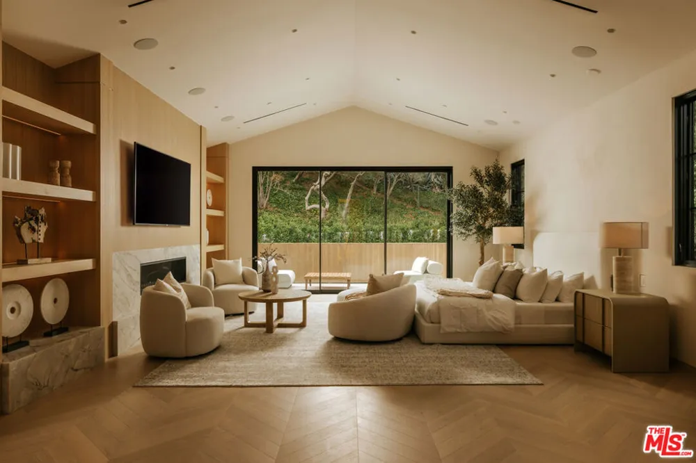 2130 Mandeville Canyon Road Los Angeles, CA 90049