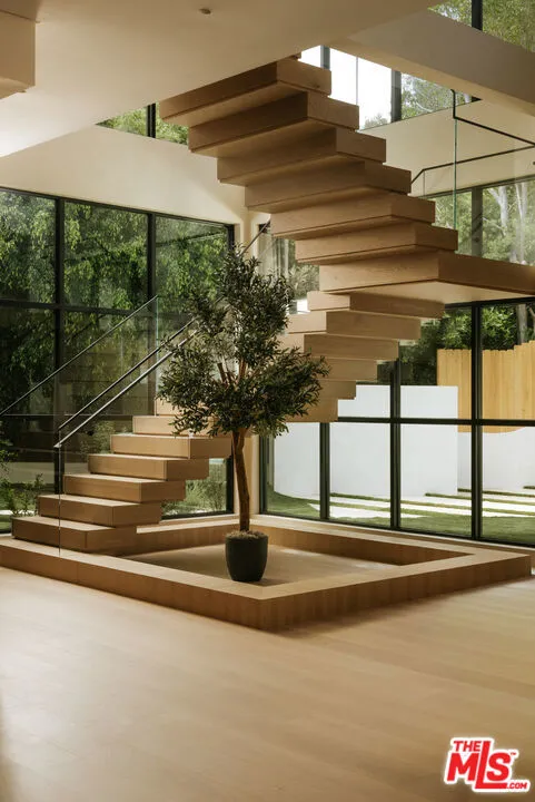2130 Mandeville Canyon Road Los Angeles, CA 90049