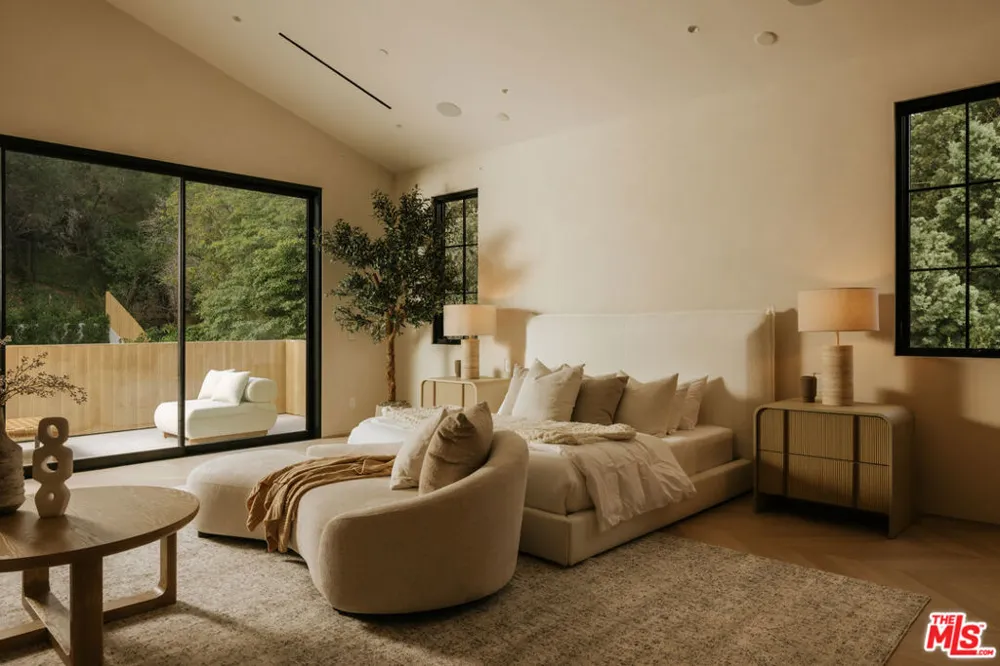 2130 Mandeville Canyon Road Los Angeles, CA 90049