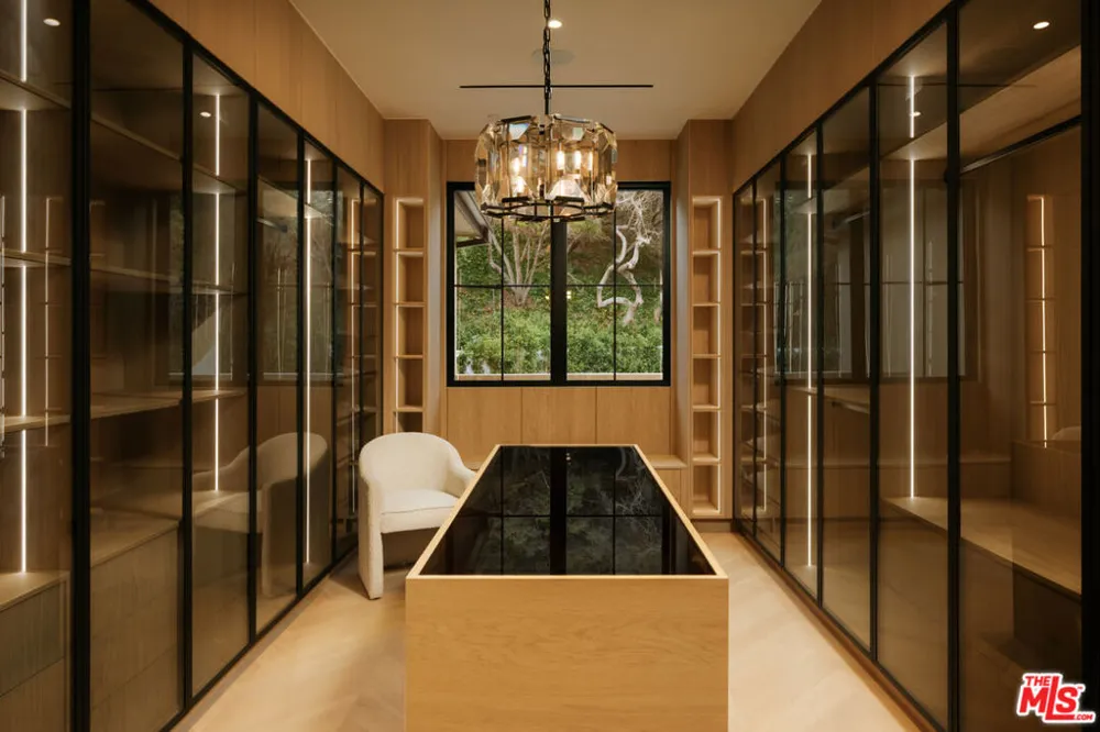2130 Mandeville Canyon Road Los Angeles, CA 90049