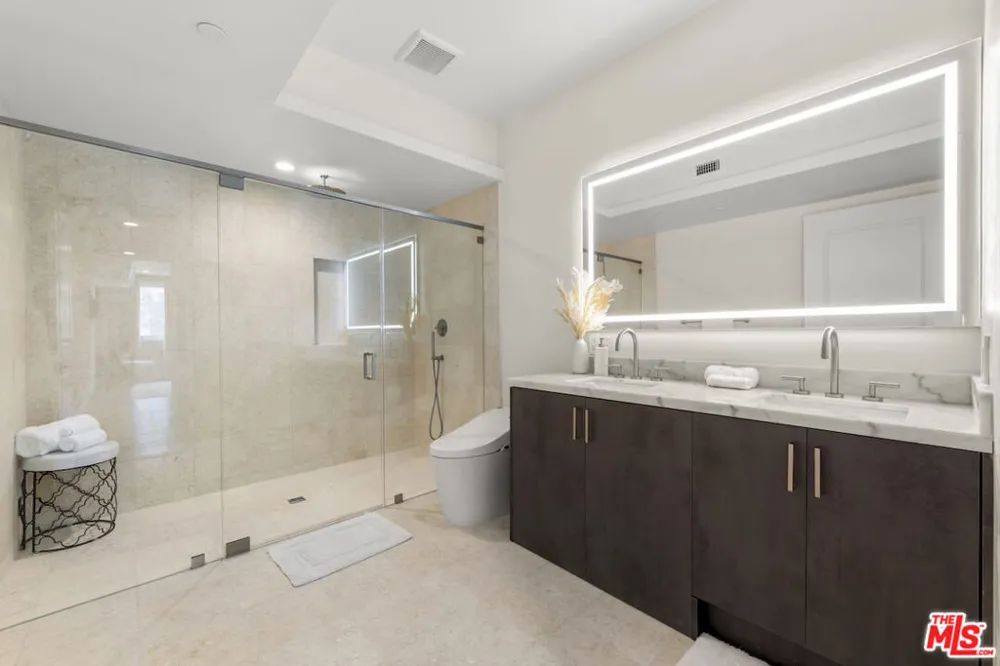 1825 Pandora Avenue #PH 404 Los Angeles, CA 90025