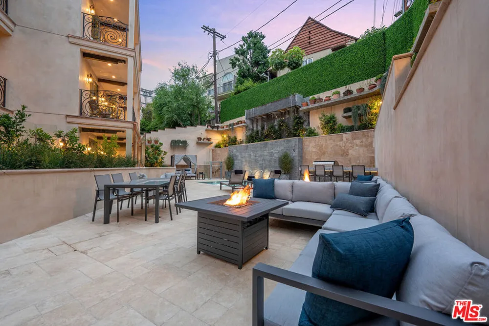 1825 Pandora Avenue #PH 404 Los Angeles, CA 90025