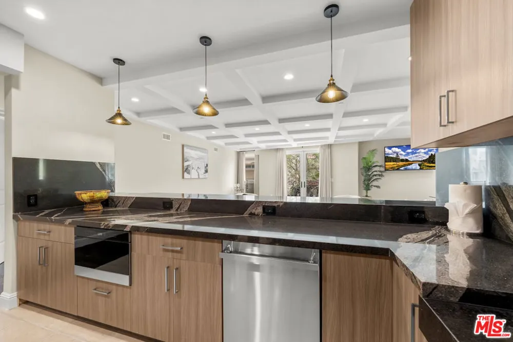 1825 Pandora Avenue #PH 404 Los Angeles, CA 90025