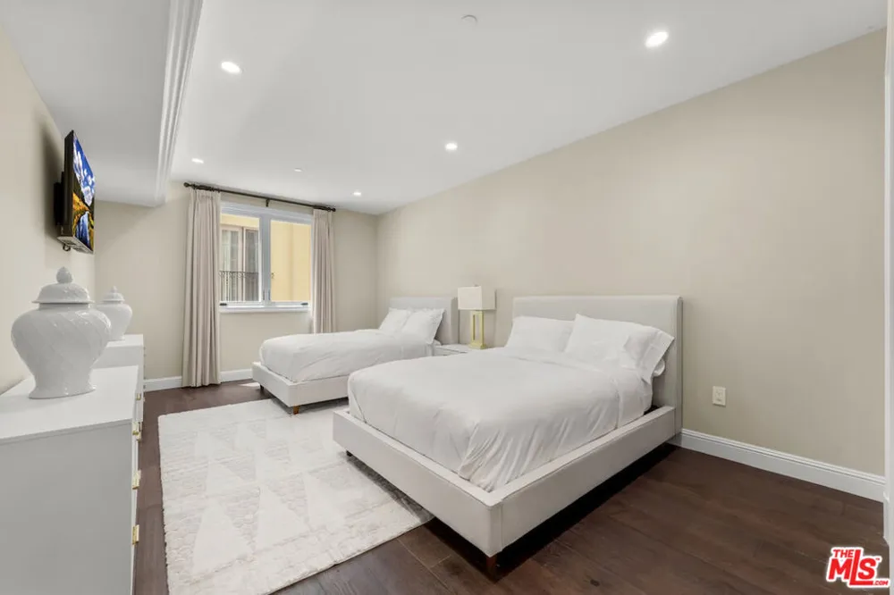 1825 Pandora Avenue #PH 404 Los Angeles, CA 90025