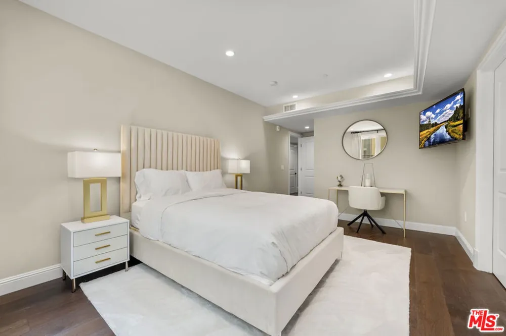 1825 Pandora Avenue #PH 404 Los Angeles, CA 90025