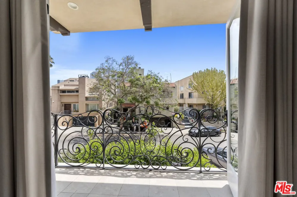 1825 Pandora Avenue #PH 404 Los Angeles, CA 90025