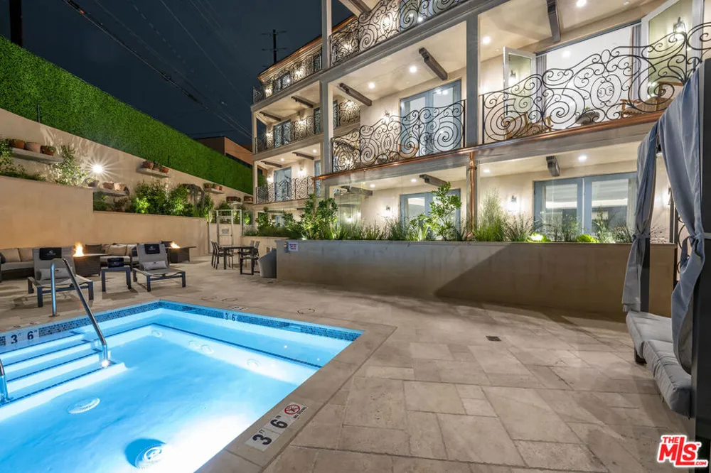 1825 Pandora Avenue #PH 404 Los Angeles, CA 90025