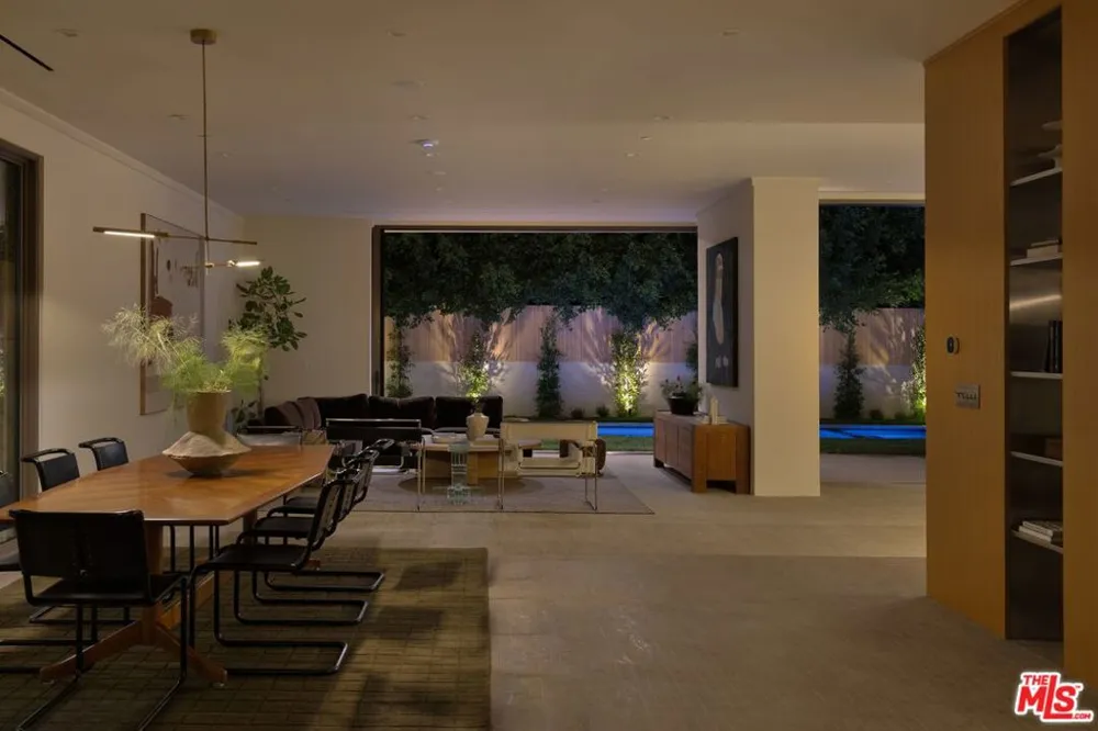 420 Kings Road Los Angeles, CA 90048