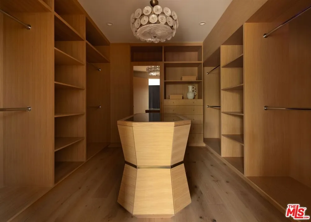420 Kings Road Los Angeles, CA 90048