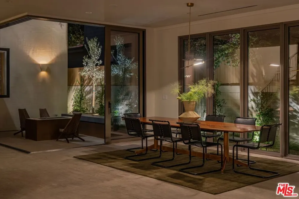 420 Kings Road Los Angeles, CA 90048