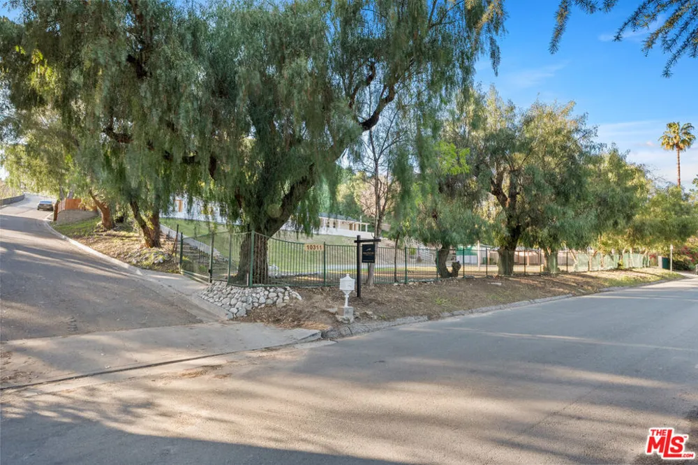 10315 Wheatland Avenue Sunland, CA 91040