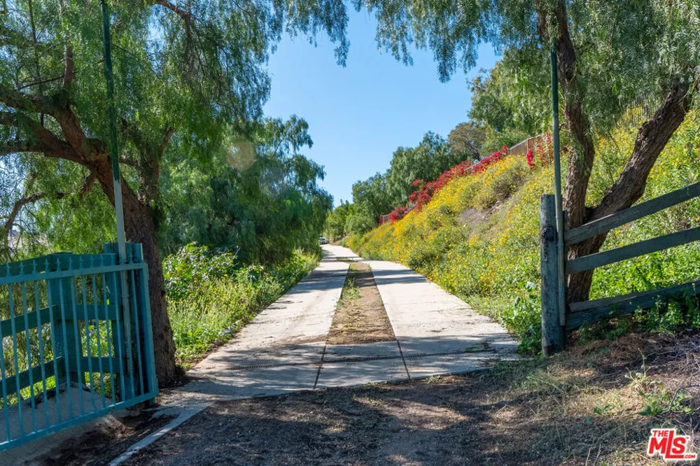 10315 Wheatland Avenue Sunland, CA 91040