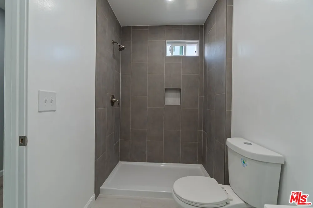 1341 W 94th Street Los Angeles, CA 90044