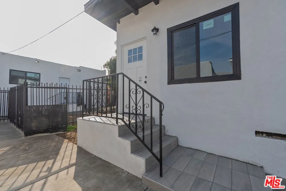 1341 W 94th Street Los Angeles, CA 90044
