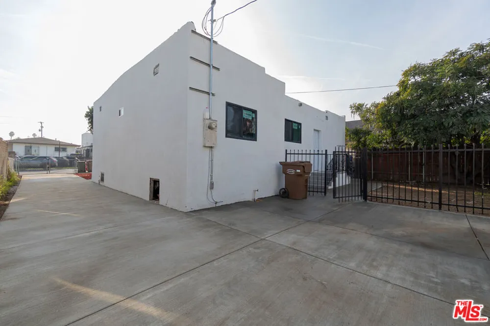 1341 W 94th Street Los Angeles, CA 90044