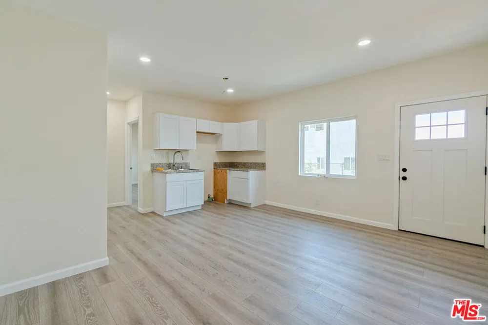 1341 W 94th Street Los Angeles, CA 90044