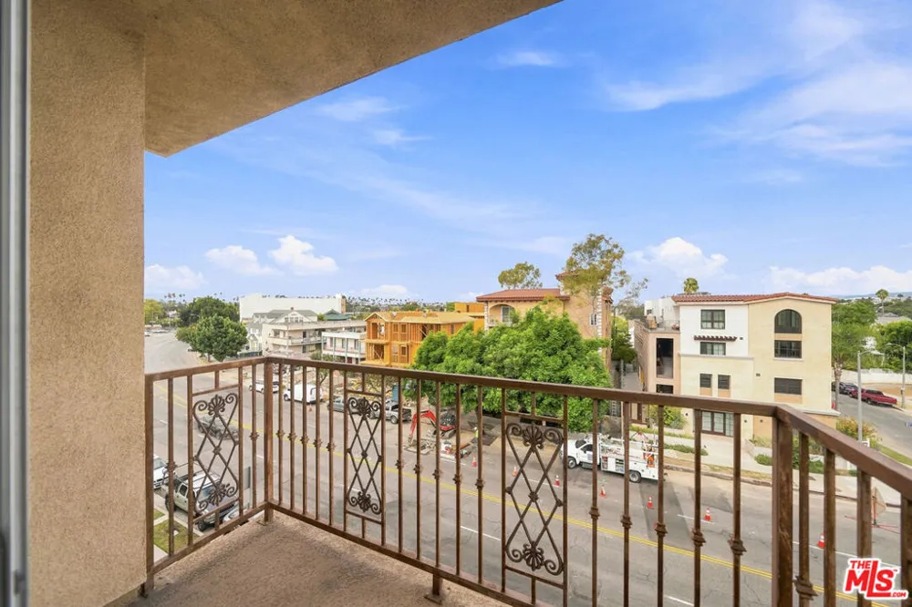 956 S Wilton Place #401 Los Angeles, CA 90019
