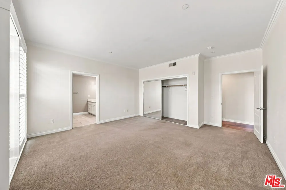 956 S Wilton Place #401 Los Angeles, CA 90019