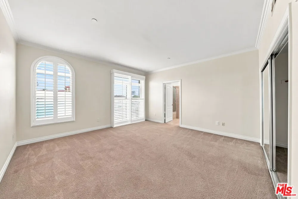 956 S Wilton Place #401 Los Angeles, CA 90019