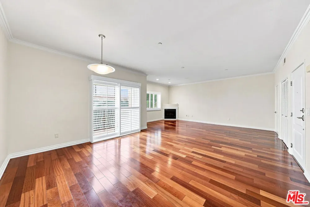 956 S Wilton Place #401 Los Angeles, CA 90019