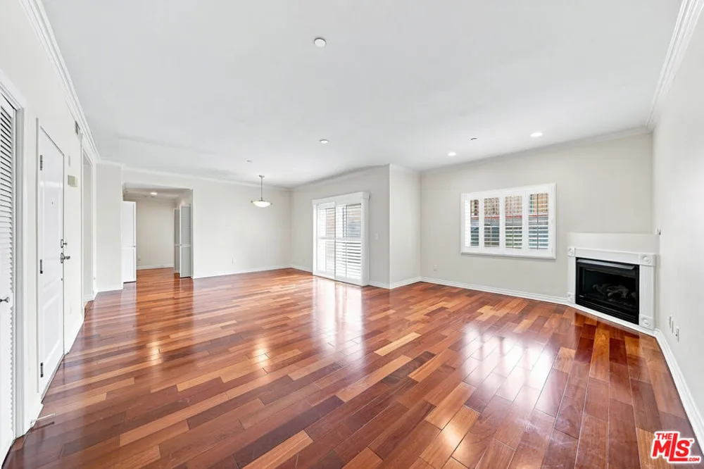 956 S Wilton Place #401 Los Angeles, CA 90019