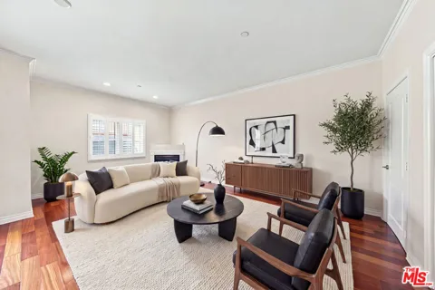 956 S Wilton Place #401