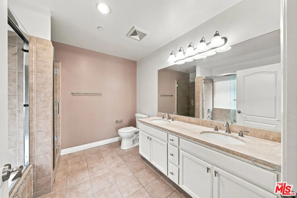 956 S Wilton Place #401 Los Angeles, CA 90019