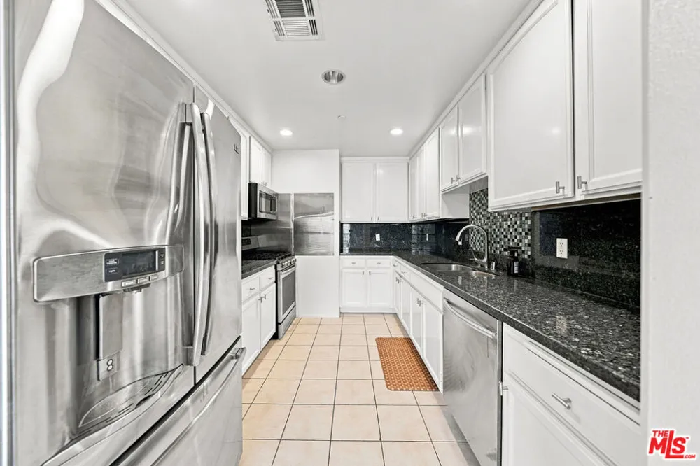 956 S Wilton Place #401 Los Angeles, CA 90019