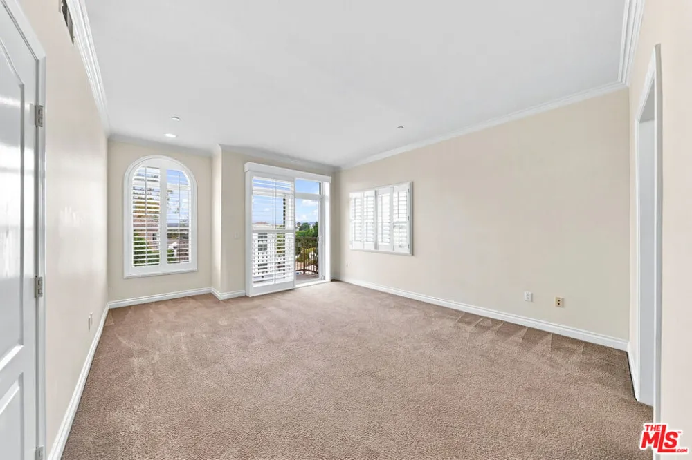 956 S Wilton Place #401 Los Angeles, CA 90019