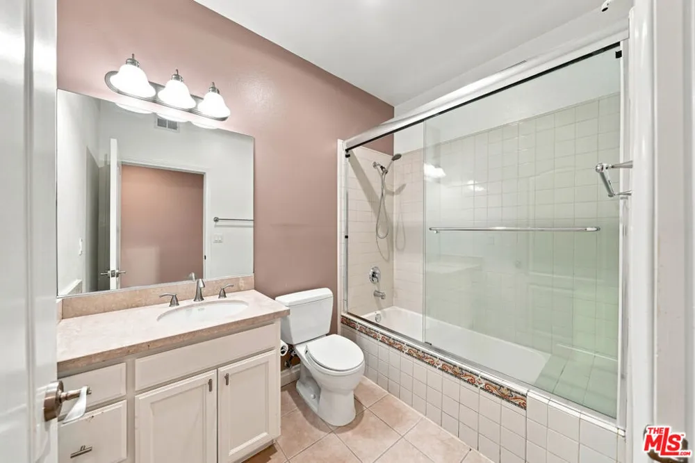 956 S Wilton Place #401 Los Angeles, CA 90019