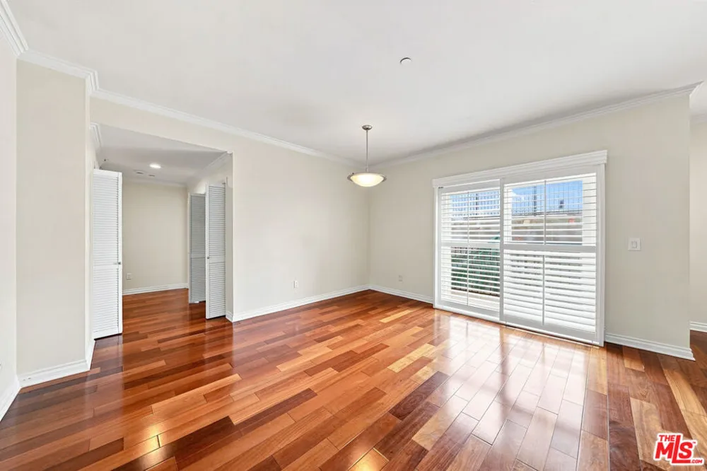 956 S Wilton Place #401 Los Angeles, CA 90019