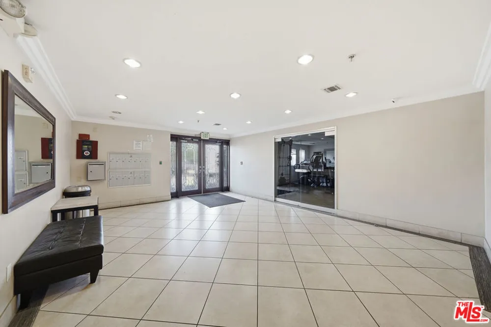 956 S Wilton Place #401 Los Angeles, CA 90019