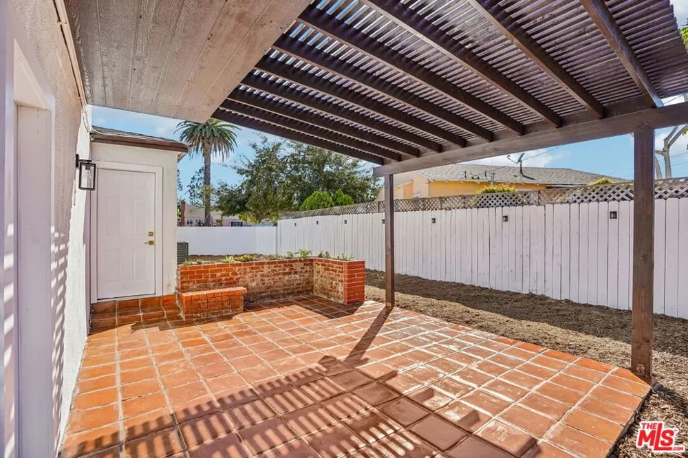 8855 Lilienthal Avenue Los Angeles, CA 90045
