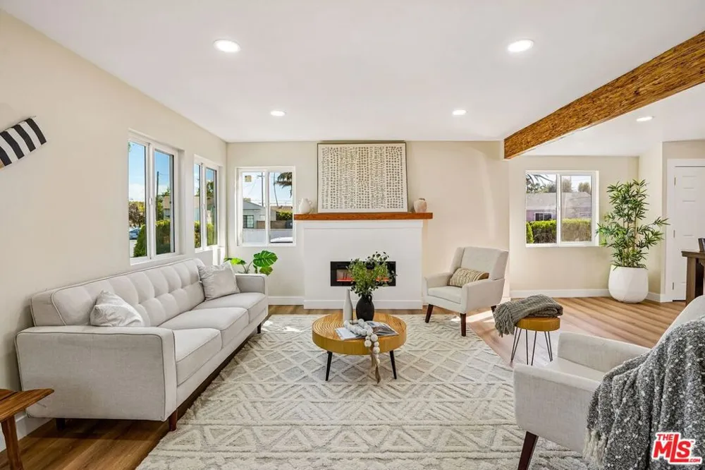 8855 Lilienthal Avenue Los Angeles, CA 90045