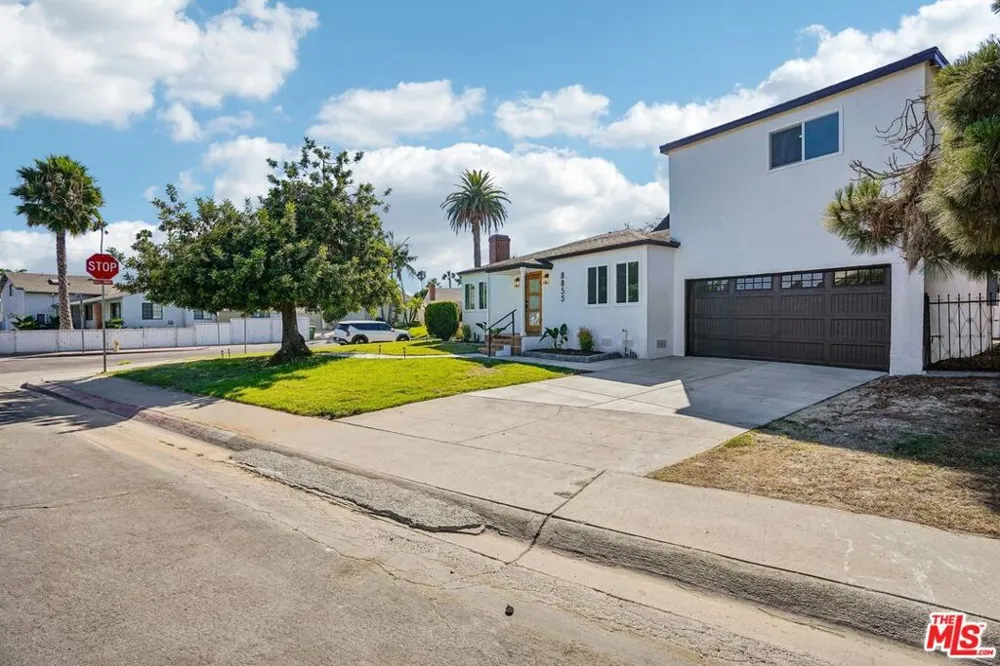 8855 Lilienthal Avenue Los Angeles, CA 90045