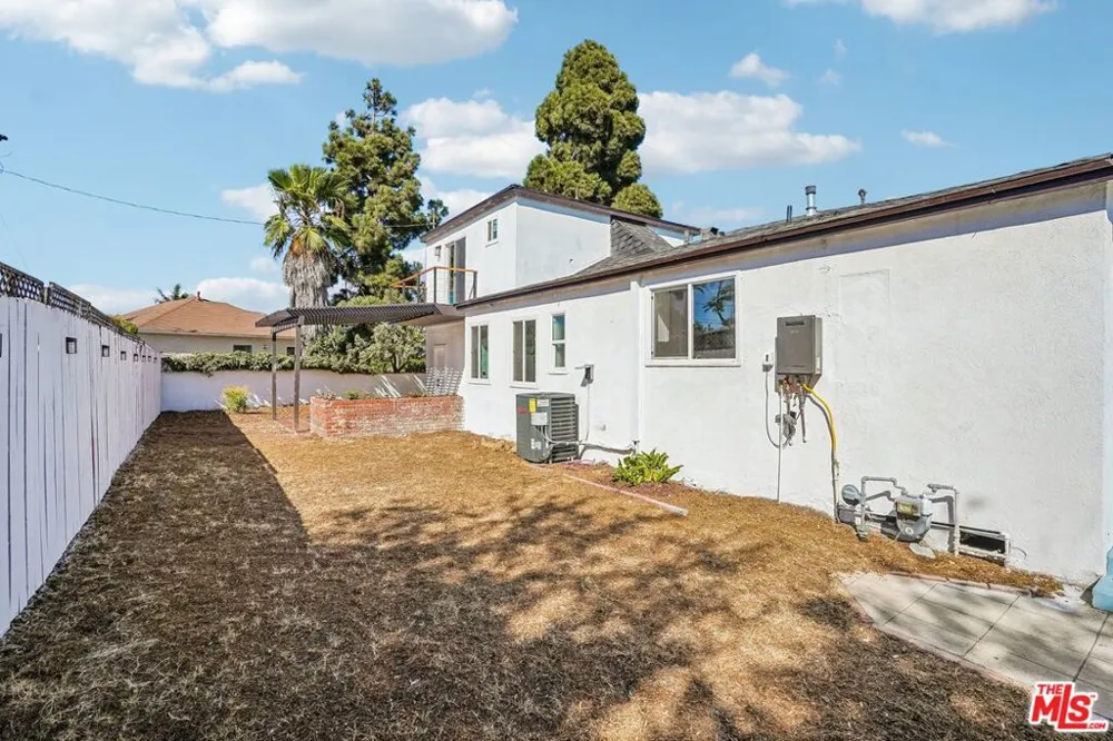 8855 Lilienthal Avenue Los Angeles, CA 90045