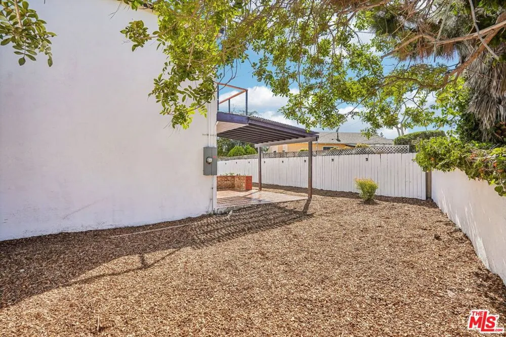 8855 Lilienthal Avenue Los Angeles, CA 90045