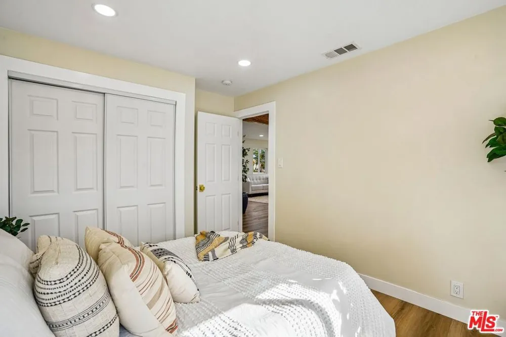 8855 Lilienthal Avenue Los Angeles, CA 90045