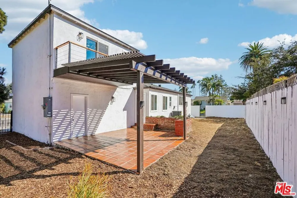 8855 Lilienthal Avenue Los Angeles, CA 90045