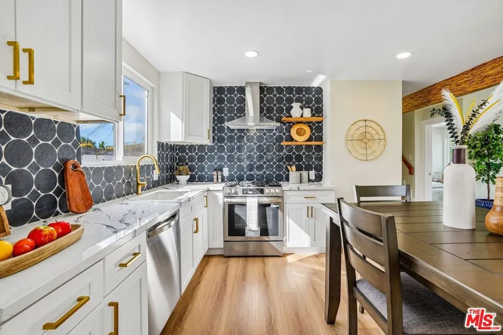 8855 Lilienthal Avenue Los Angeles, CA 90045