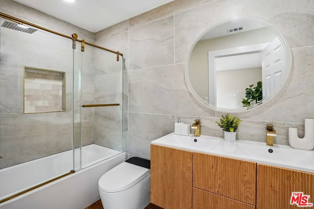 8855 Lilienthal Avenue Los Angeles, CA 90045