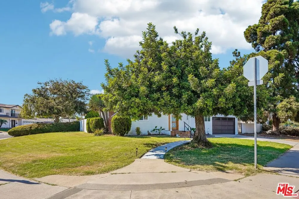 8855 Lilienthal Avenue Los Angeles, CA 90045