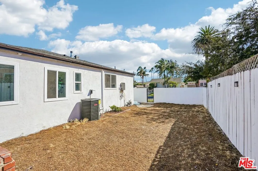 8855 Lilienthal Avenue Los Angeles, CA 90045